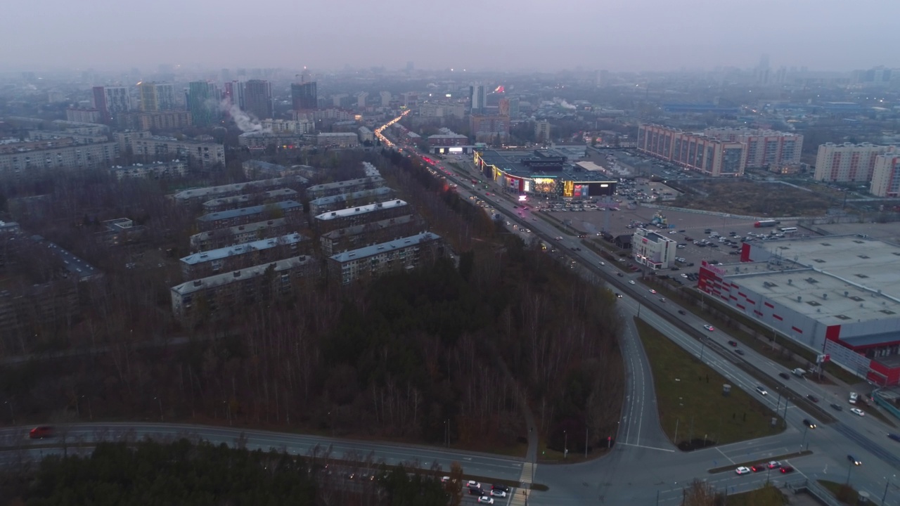 秋天傍晚森林与大城市附近的道路交界处视频素材