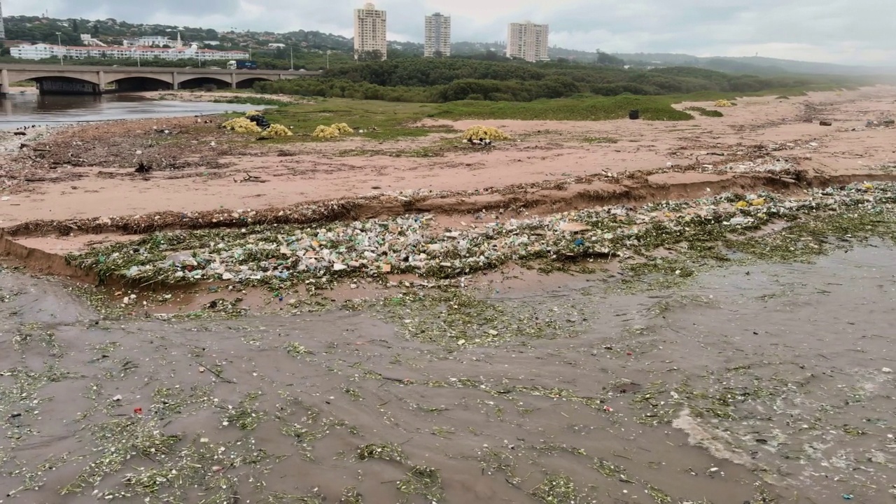 塑料污染顺着河口流入海洋的航拍视图。对海洋和海洋的环境破坏。视频素材