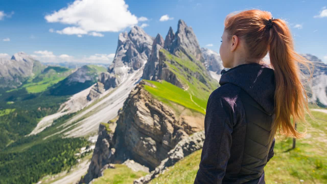 女旅行者徒步登山，欣赏壮丽的景色视频素材