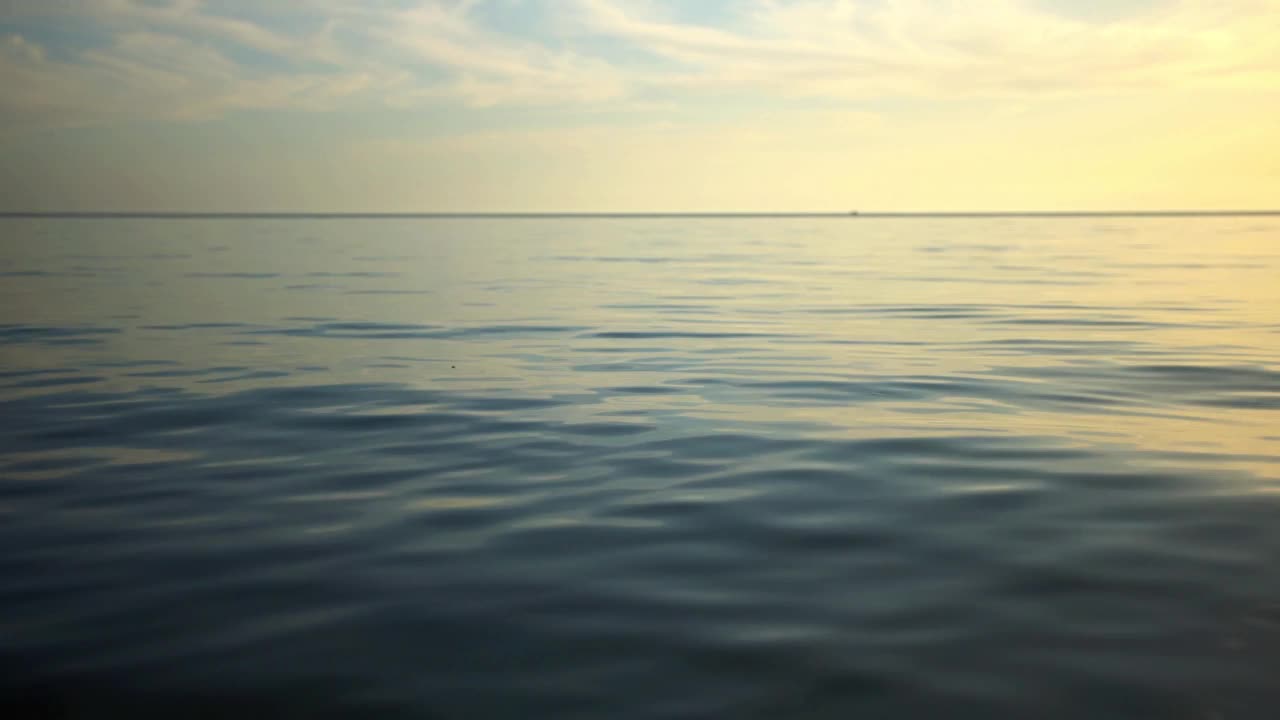 日落在平静的海面上，抽象的自然背景视频素材