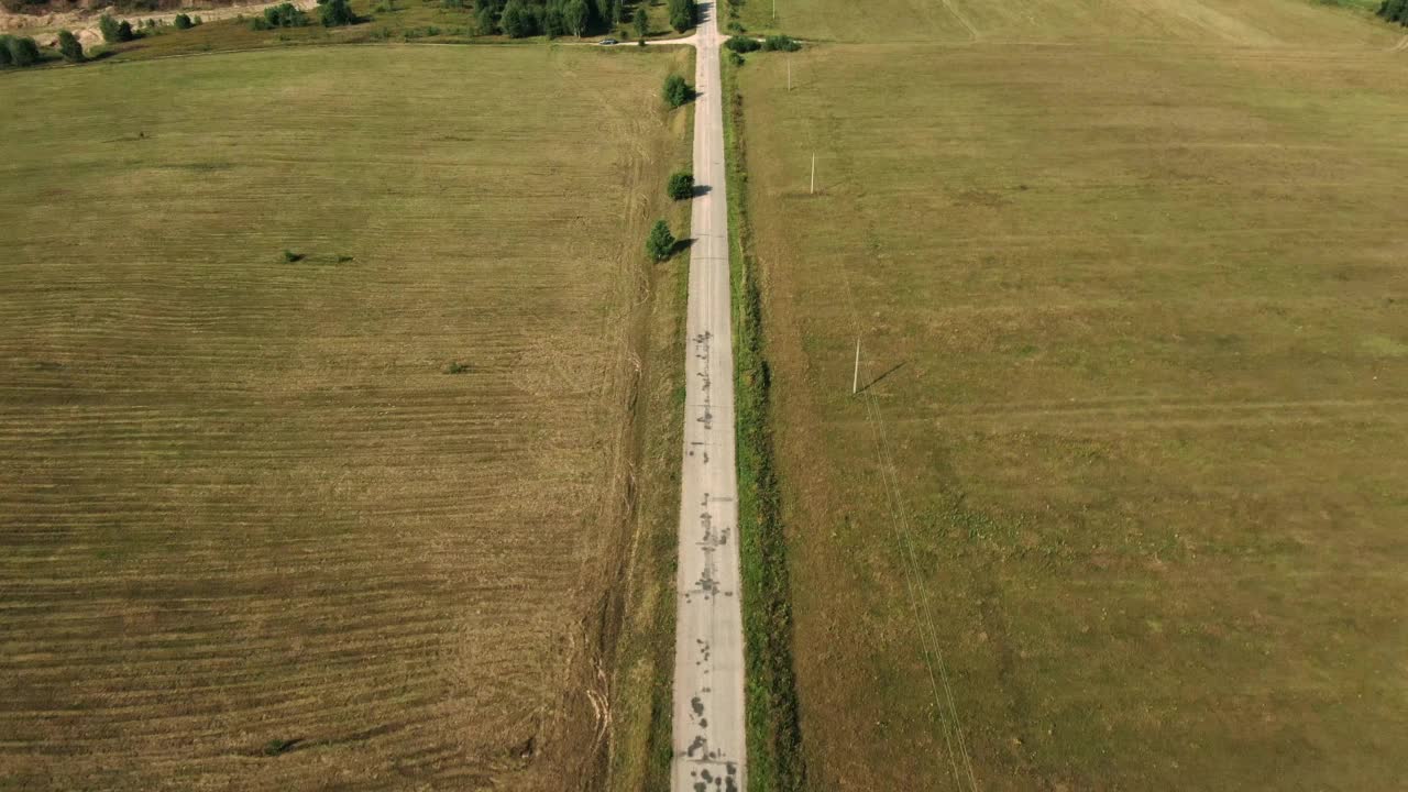 在乡间公路和农田上空飞行视频素材