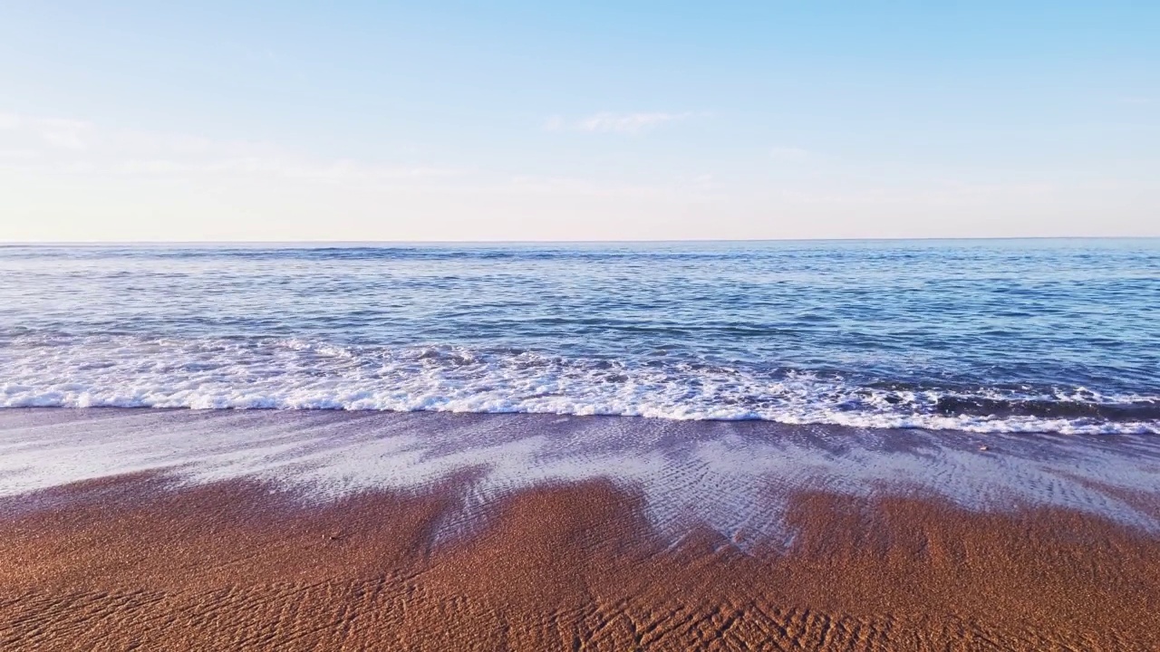 田园诗般的海滩，大海和天空视频素材