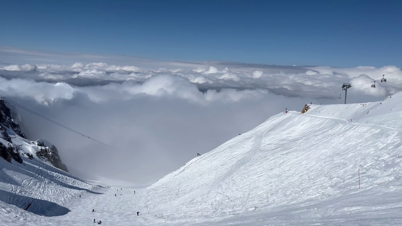 冬季的风景与云在高山Courchevel滑雪胜地法国阿尔卑斯山视频素材