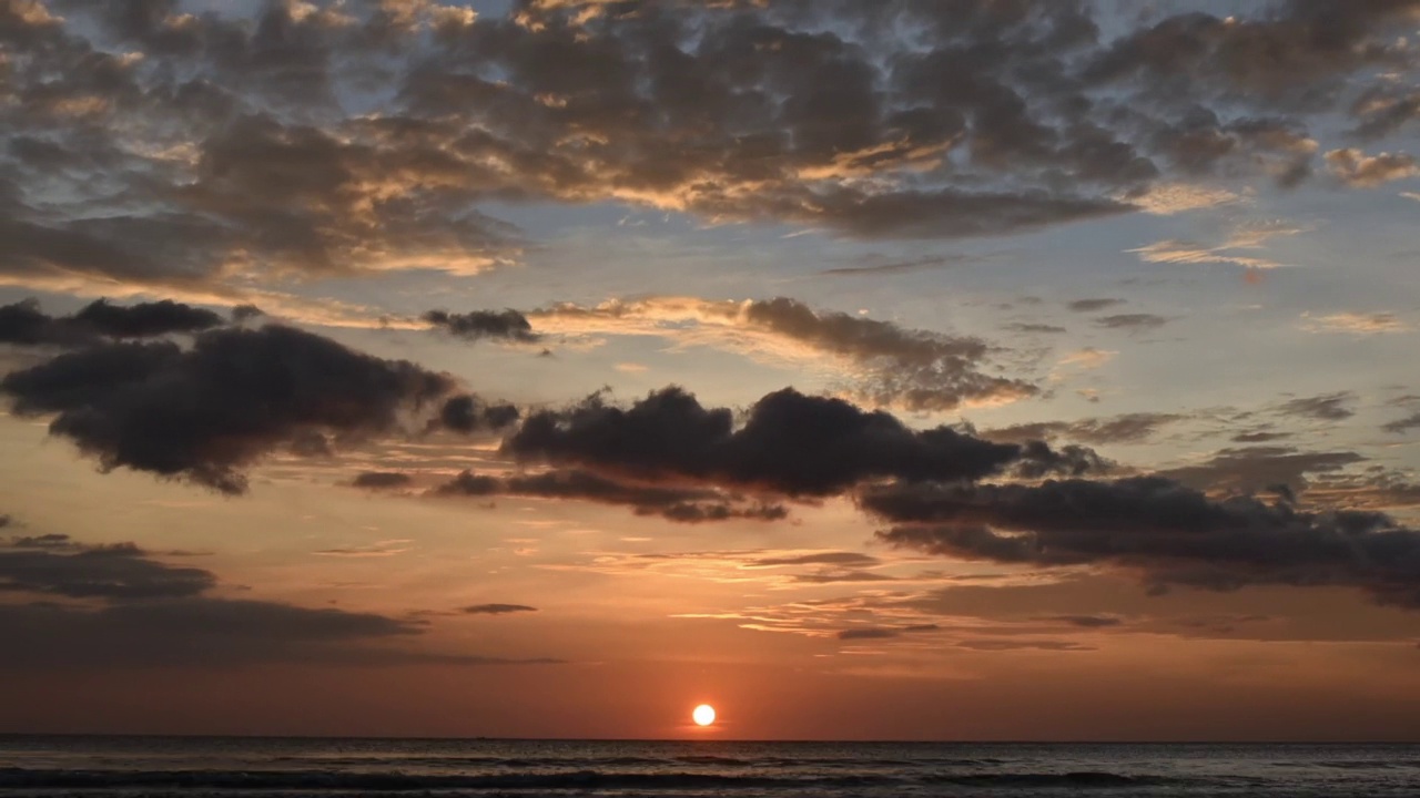 海滩上日落的时间流逝视频素材