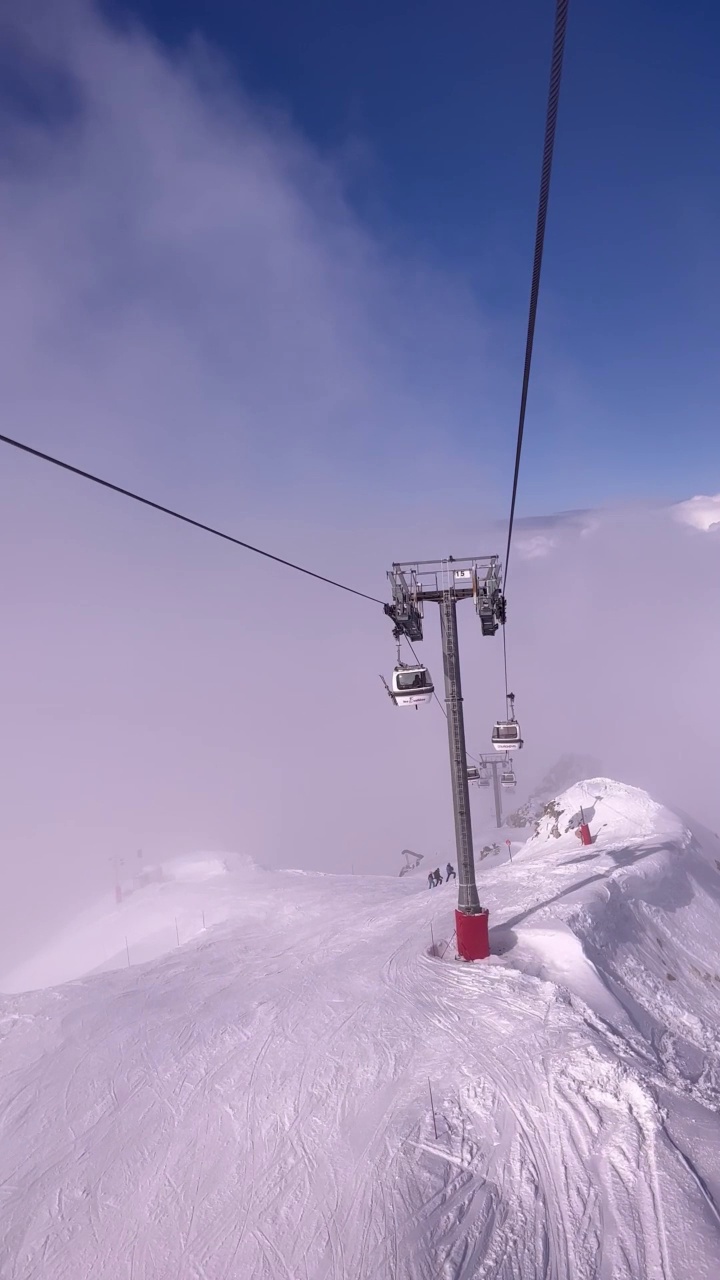 冬季风景与滑雪缆车在滑雪胜地之间的冬季云视频素材