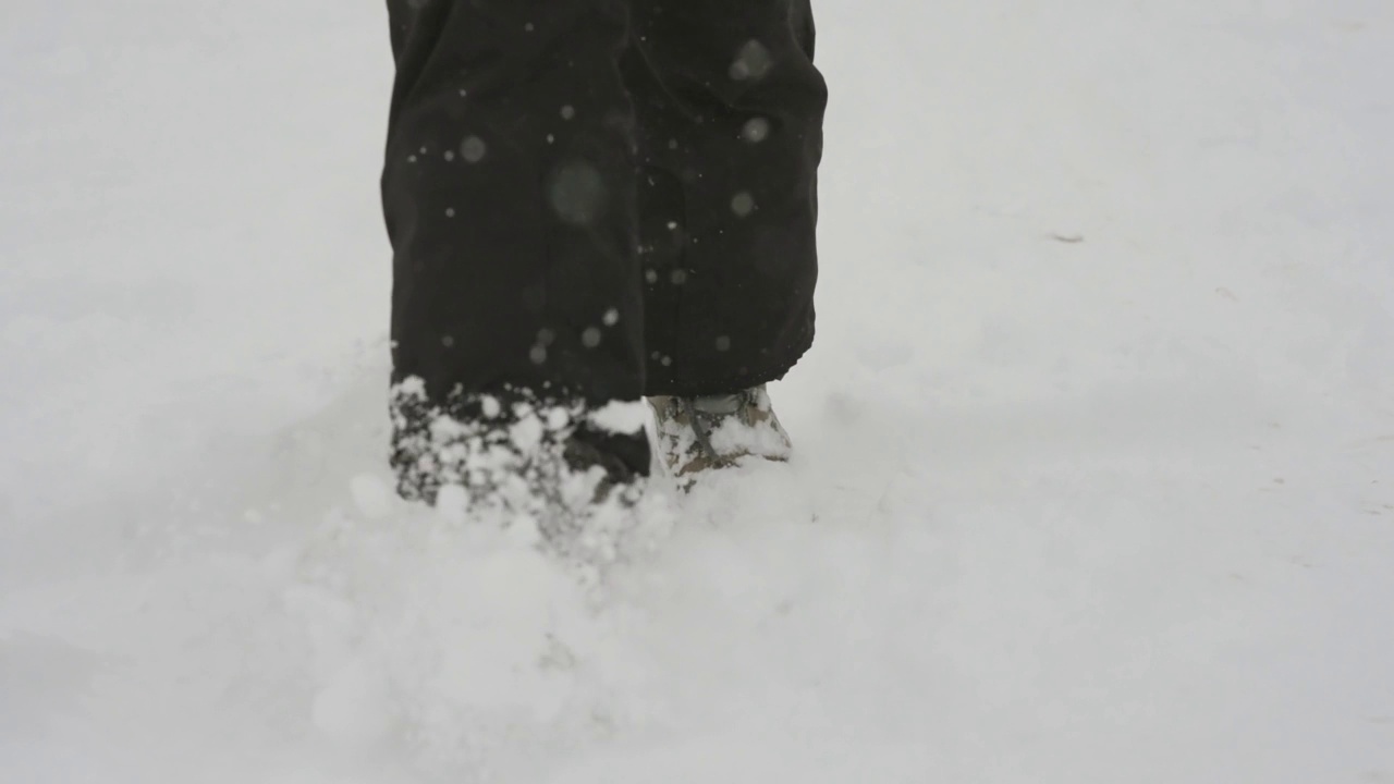 登山徒步旅行者在冬天的雪地里行走的时间，慢动作视频素材