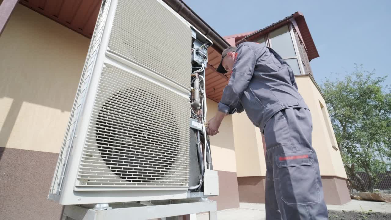 HVAC技术员在现场安装供暖、通风和空调系统视频素材