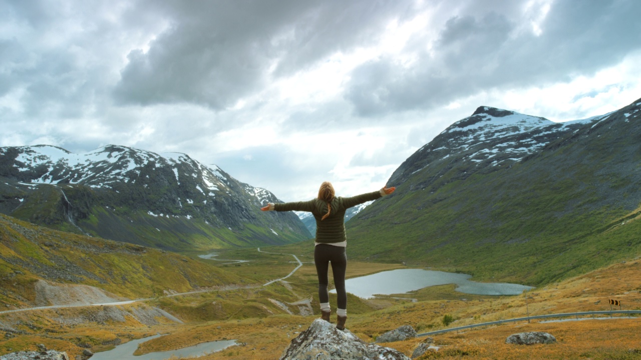 一个难以辨认的女人在Møre og Romsdal享受山景的4k视频视频素材