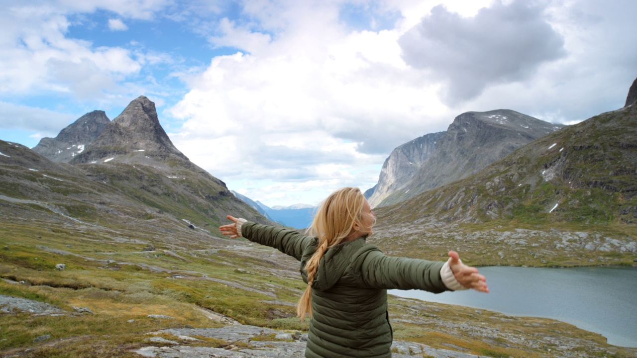 一个难以辨认的女人在Møre og Romsdal享受山景的4k视频视频素材