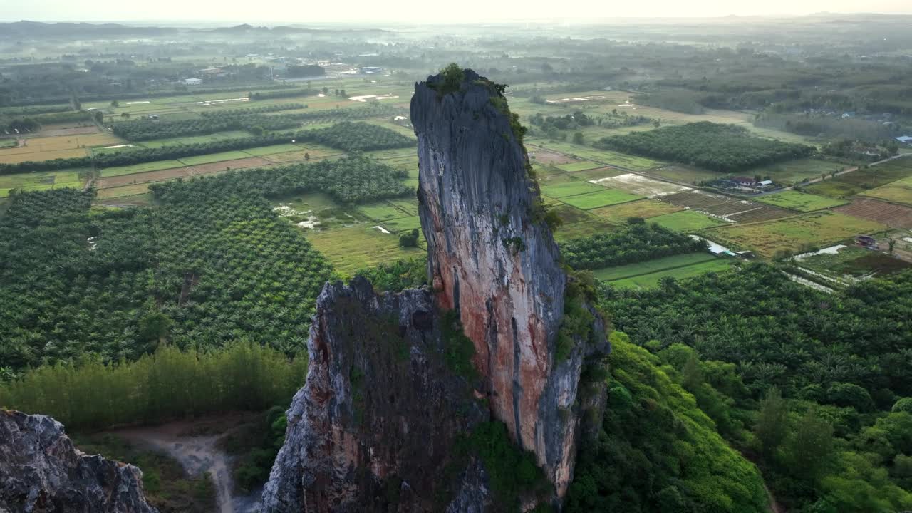 无人机拍摄的松卡考哈奇形怪状的日出景象。山上有绿色的森林树木。泰国的自然景观背景。黄山。视频素材