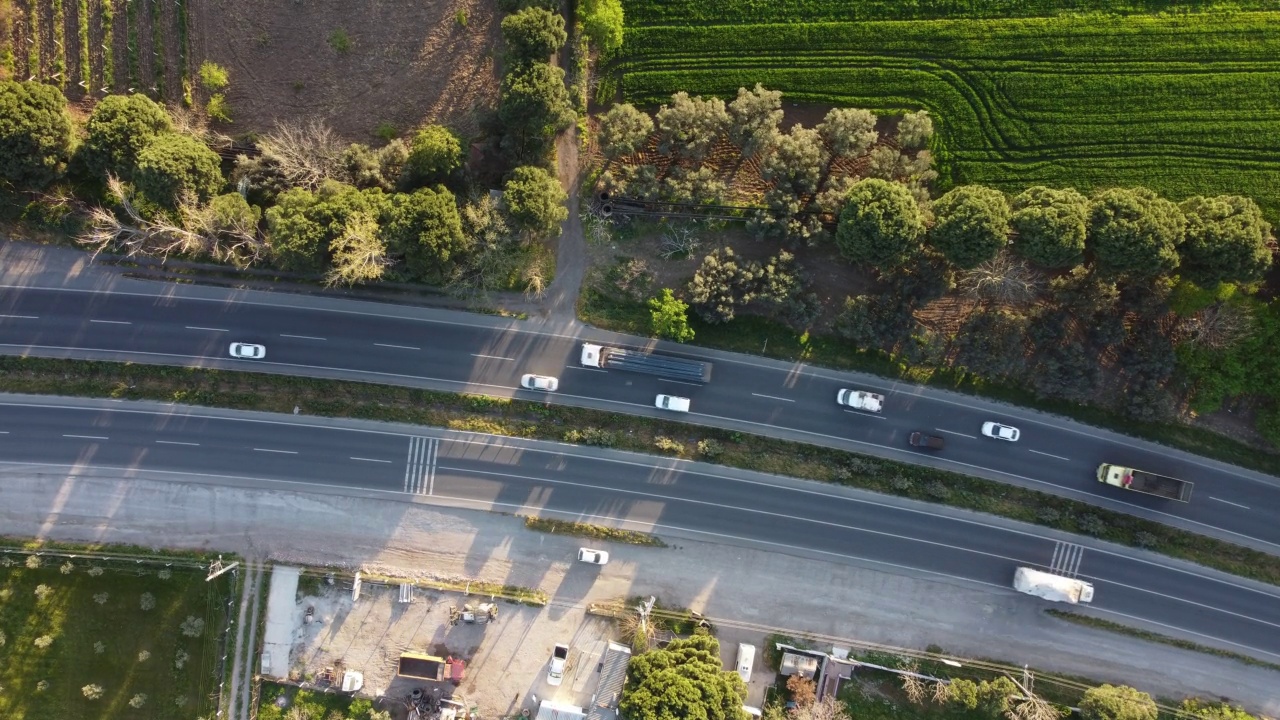 在农村地区高速公路上飞驰的汽车视频素材