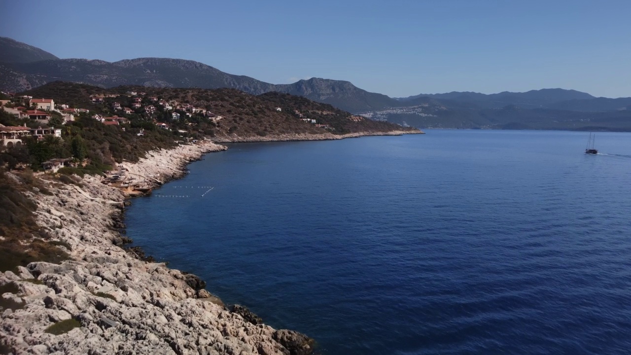 在夏季的一天，在卡斯火鸡的海岸线和地中海的鸟瞰视频素材