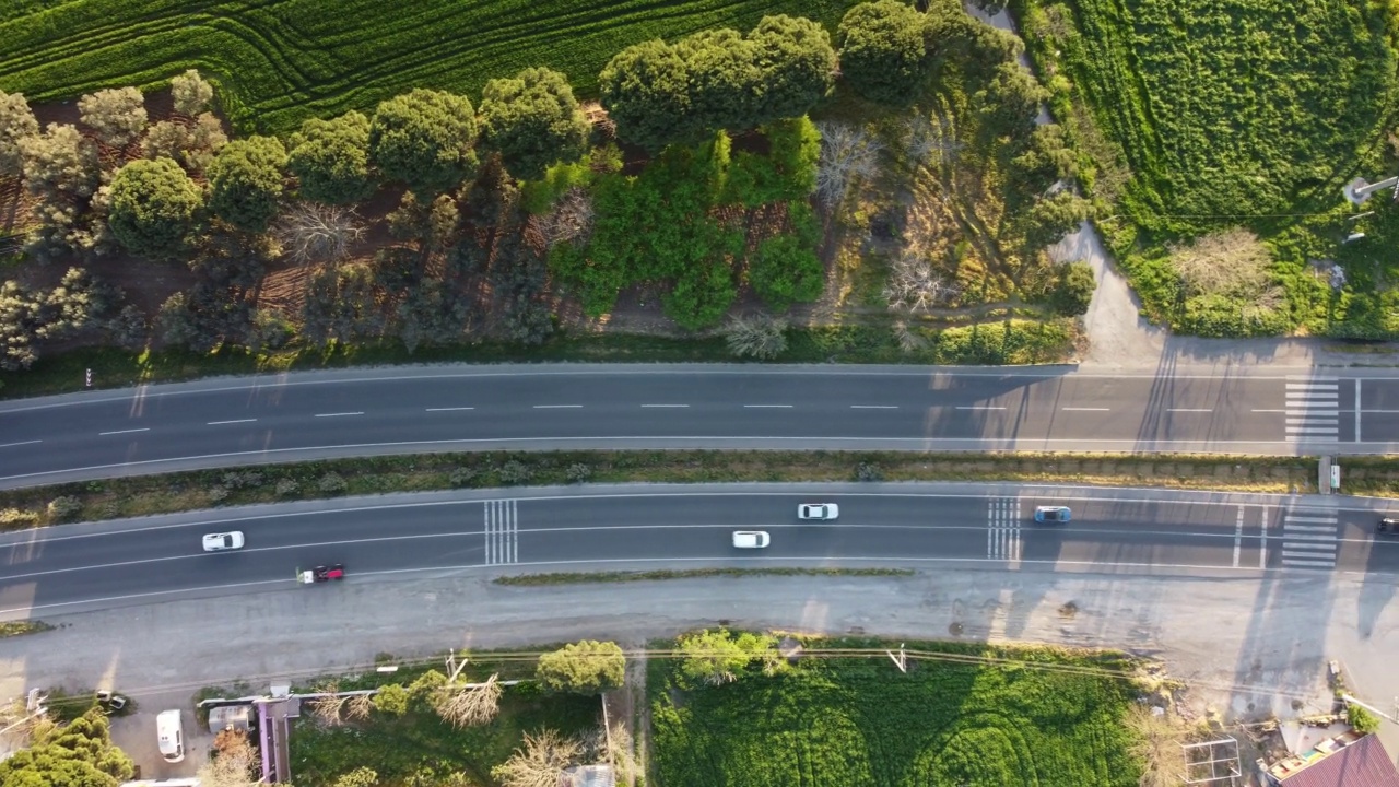 在农村地区高速公路上飞驰的汽车视频素材