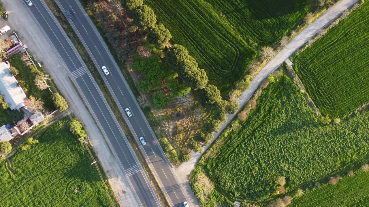 乡村公路的鸟瞰图视频素材