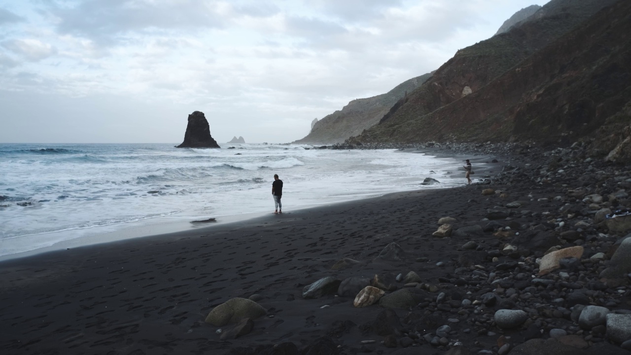 特内里费岛上美丽的西班牙火山海滩贝尼霍。海滩上人们的剪影视频素材