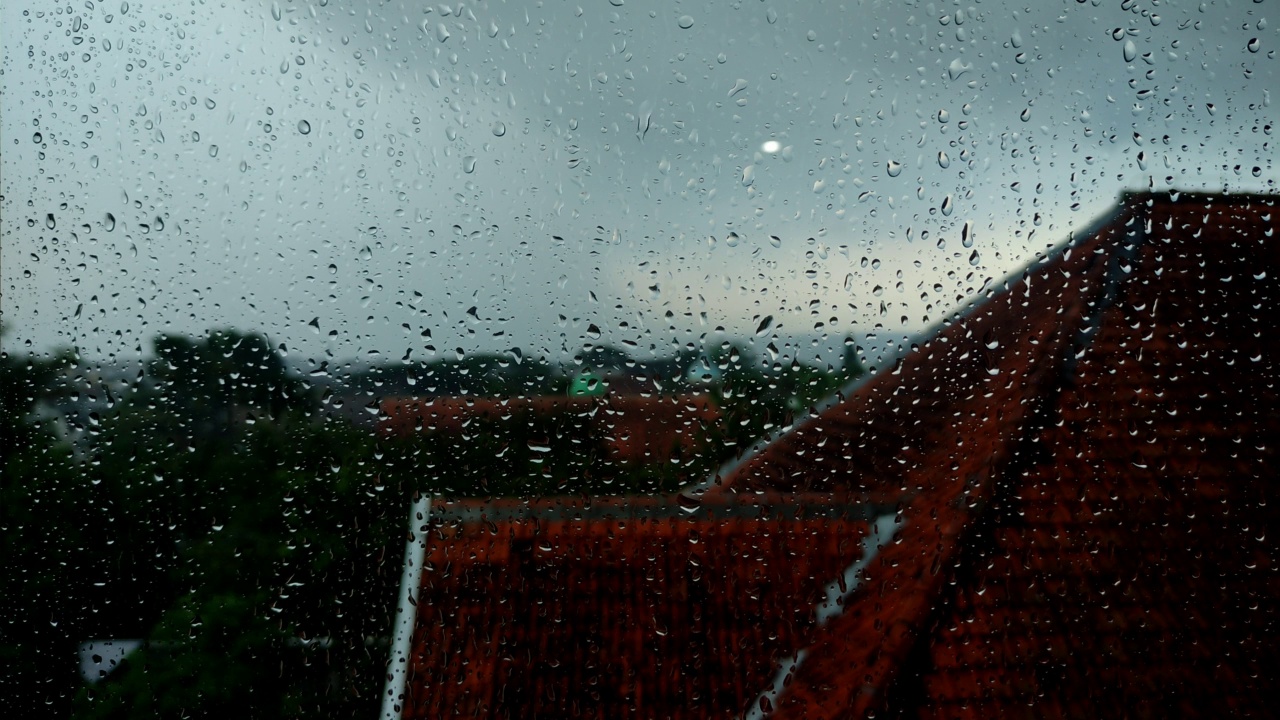 雨点落在大楼顶层的窗户上视频素材