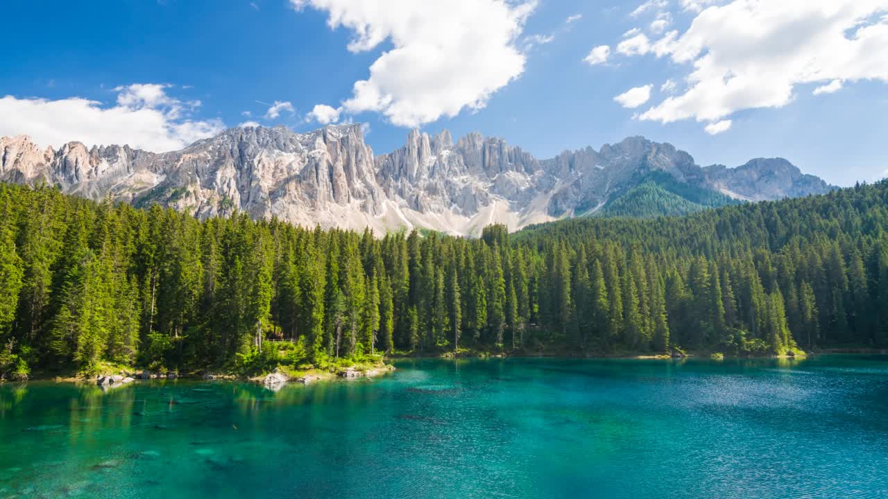 在Dolomites的Lago di Carezza - Karersee的观点，意大利视频素材