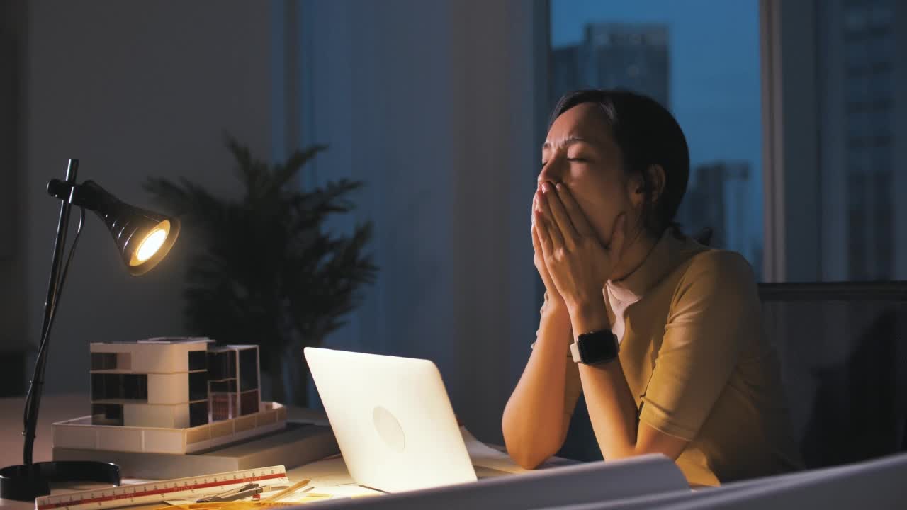 疲惫的女商人在晚上工作视频素材