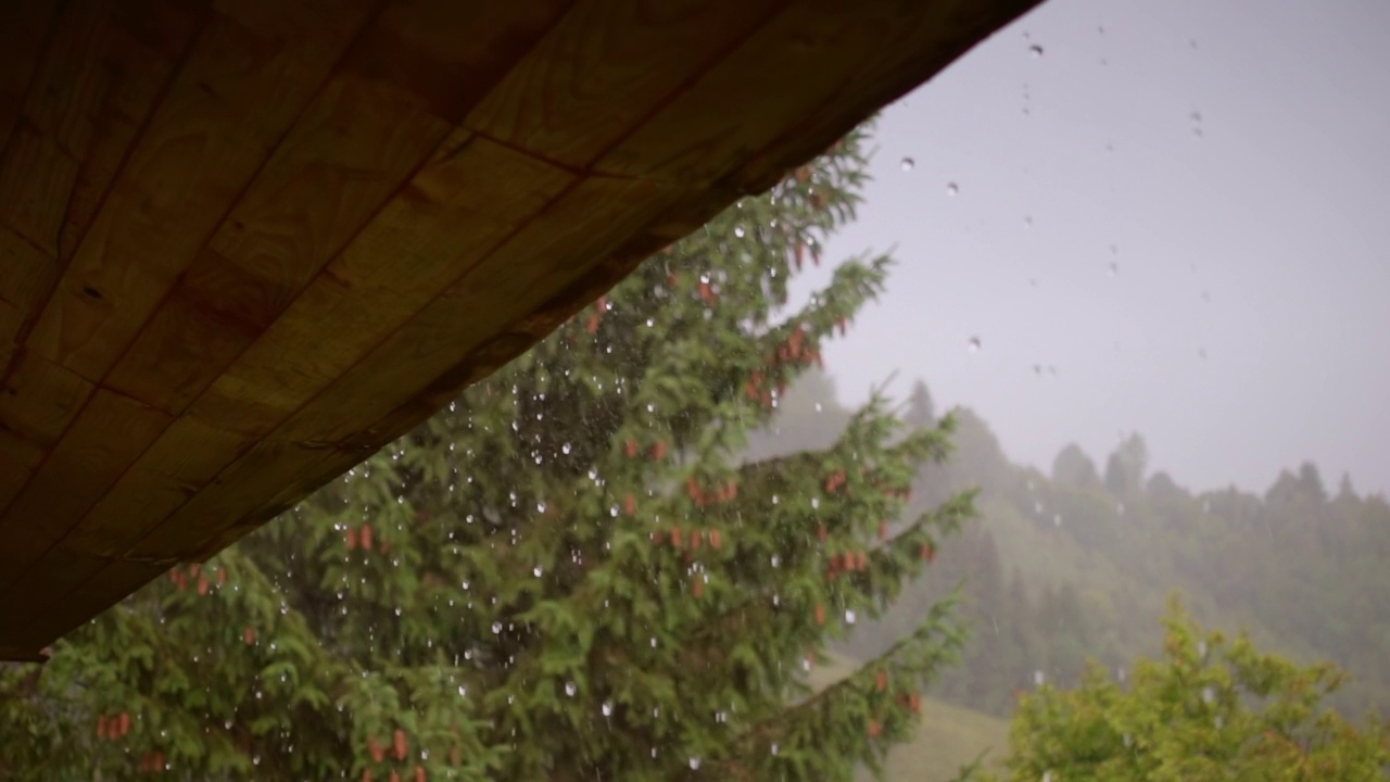 雨水从屋顶流下来。视频素材