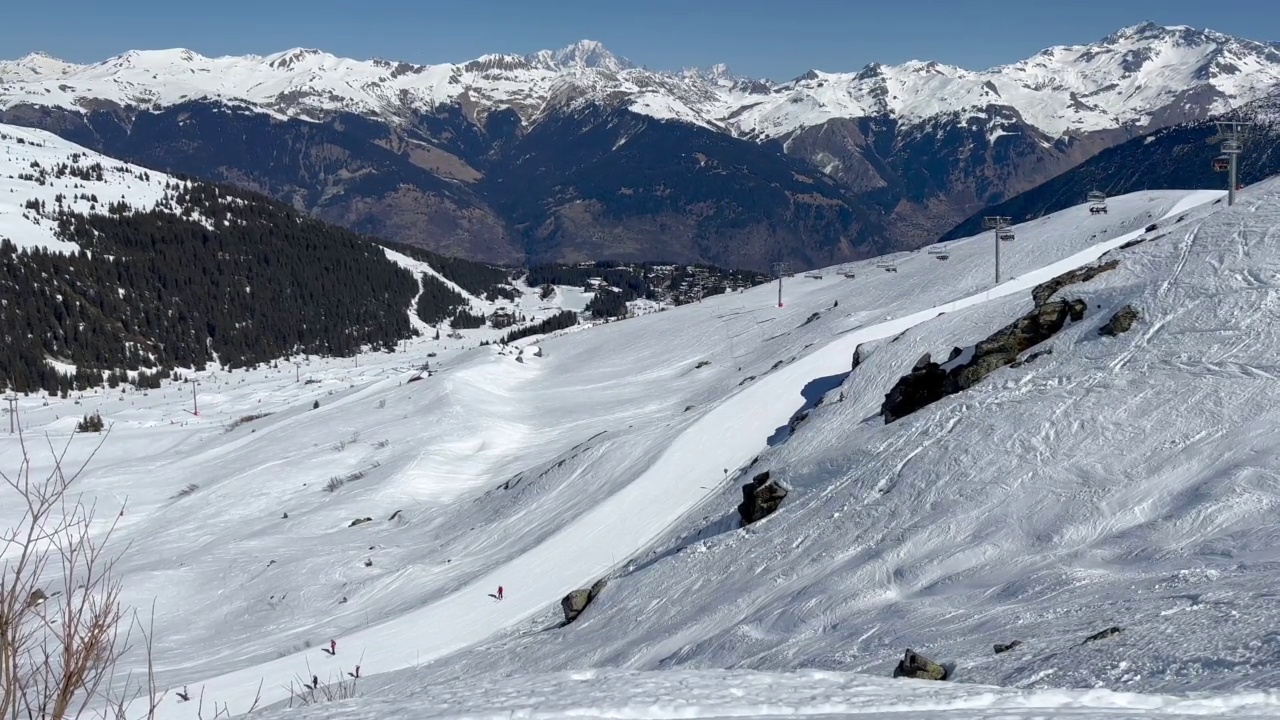 法国阿尔卑斯山滑雪胜地冬天的景色视频素材