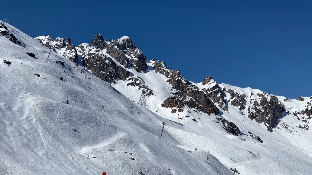 法国阿尔卑斯山滑雪胜地冬天的景色视频素材