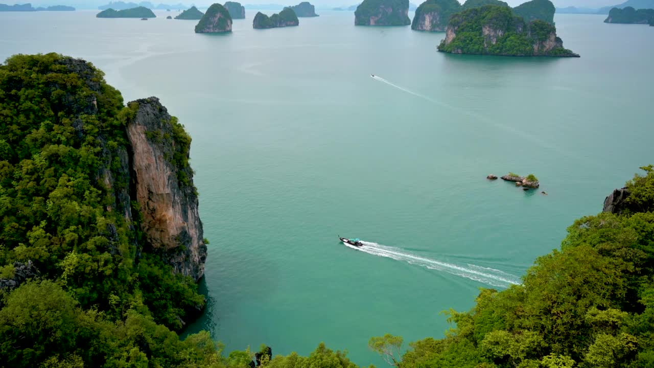 2022年4月7日，游船正行驶在泰国甲米省著名的旅游景点鸿岛视频素材