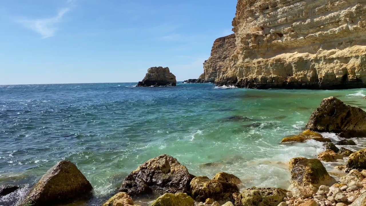 海浪撞击着海岸。岩石和大海。视频素材