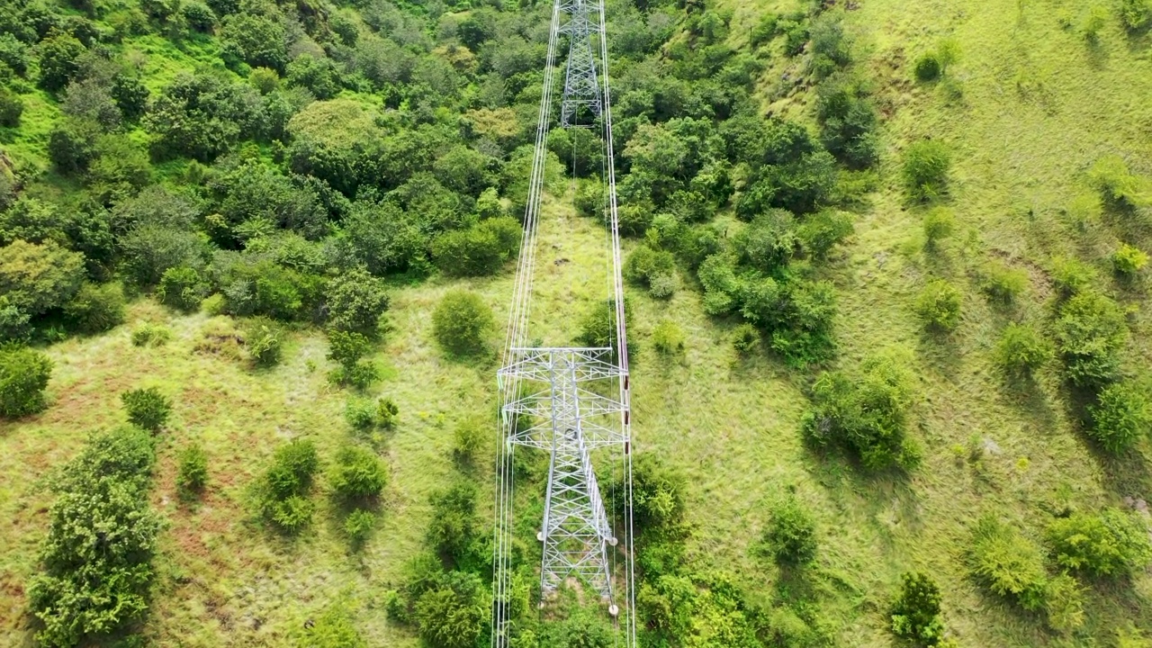 倾斜支持调光和高压线路在山区的农业景观。高压桅杆。电力输电线。4K，超高清，电影，航拍镜头视频素材