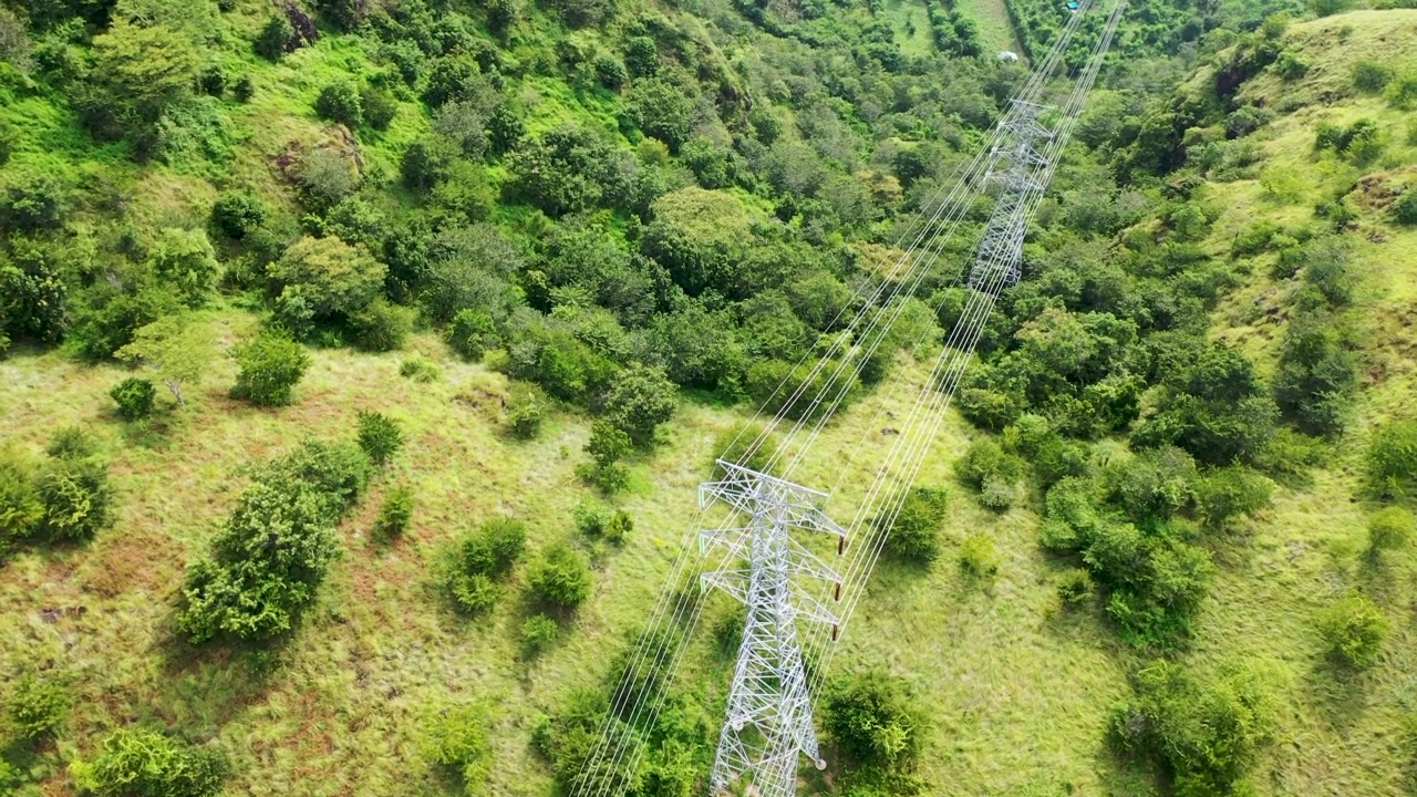 倾斜支持调光和高压线路在山区的农业景观。高压桅杆。电力输电线。4K，超高清，电影，航拍镜头视频素材