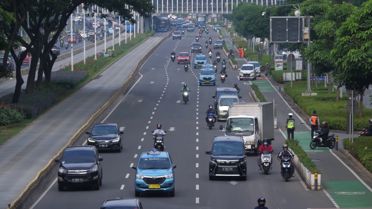 苏迪曼雅加达高速公路上拥挤的交通视频素材