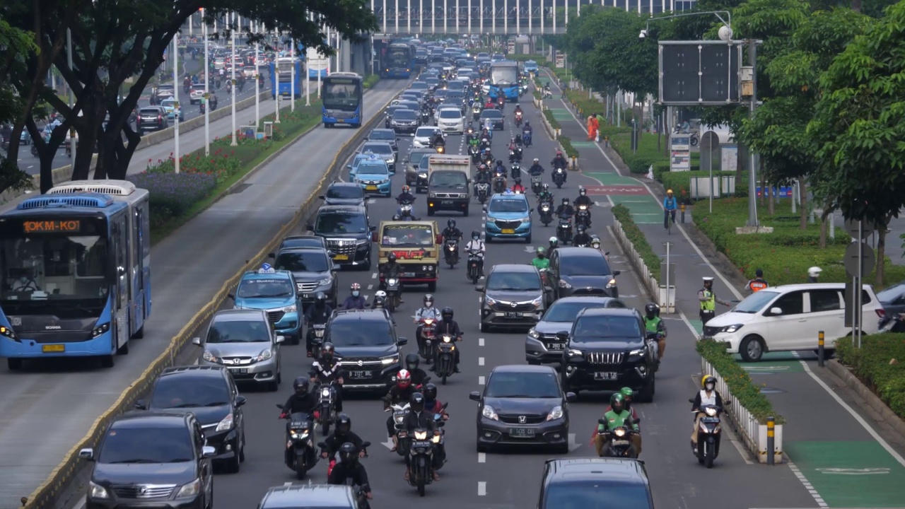 苏迪曼雅加达高速公路上拥挤的交通视频素材