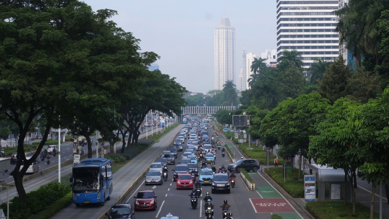 苏迪曼雅加达高速公路上拥挤的交通视频素材