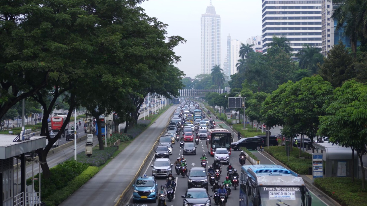 苏迪曼雅加达高速公路上拥挤的交通视频素材