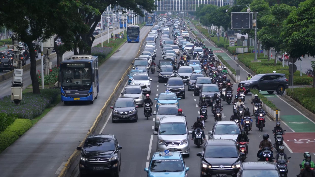 苏迪曼雅加达高速公路上拥挤的交通视频素材