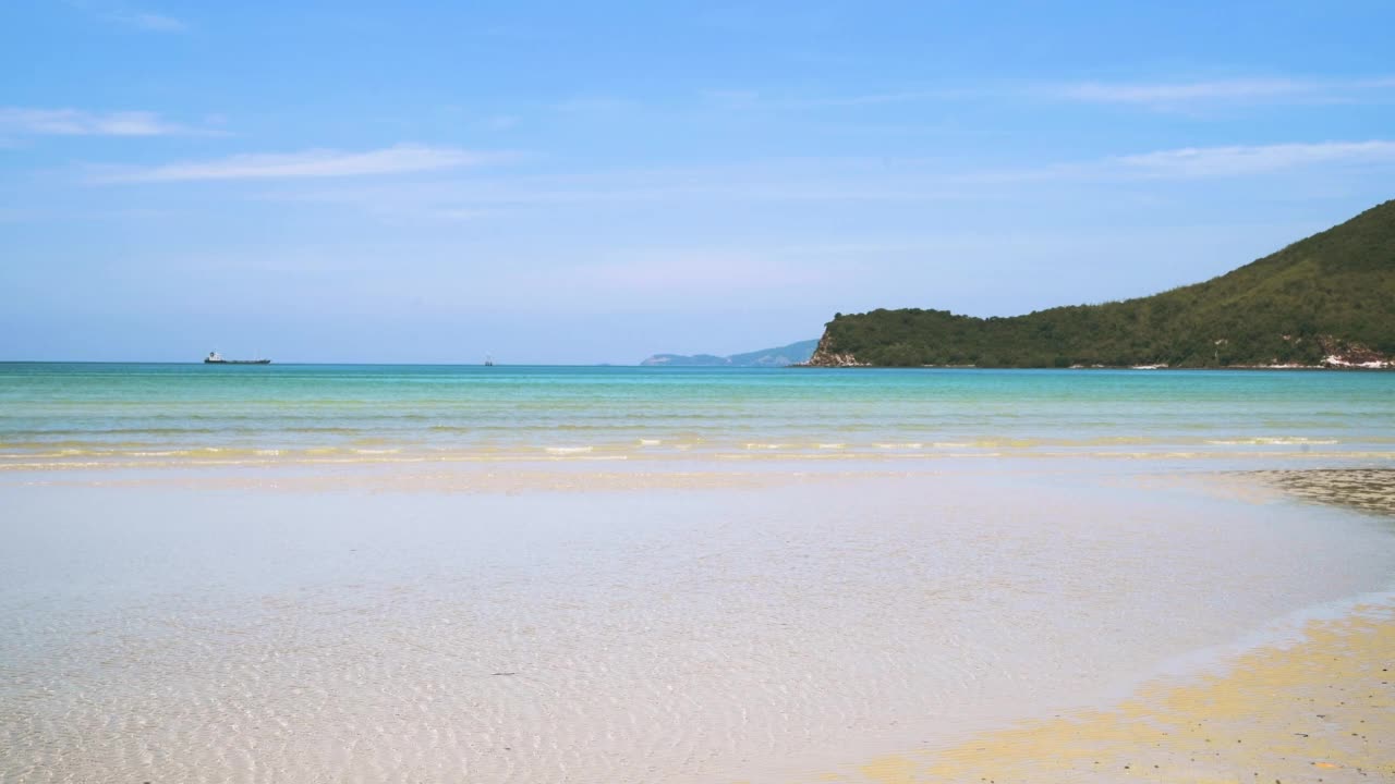 4K亚洲热带海滩、大海、沙滩、夏日蓝天背景素材。这张照片拍摄于泰国的甲米海滩、普吉岛和芭堤雅。视频下载