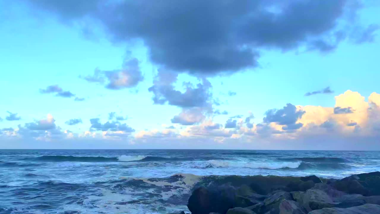 汹涌的海浪涌进河里视频素材