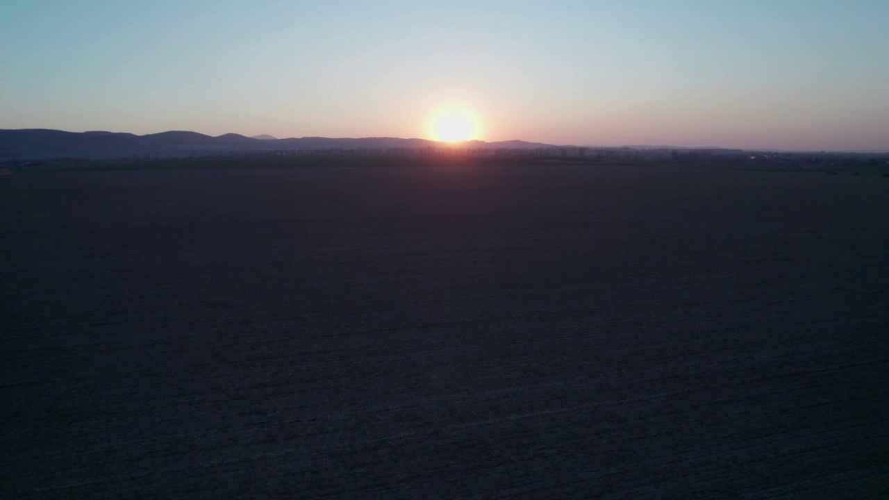 犁过的田地上的夕阳。视频素材