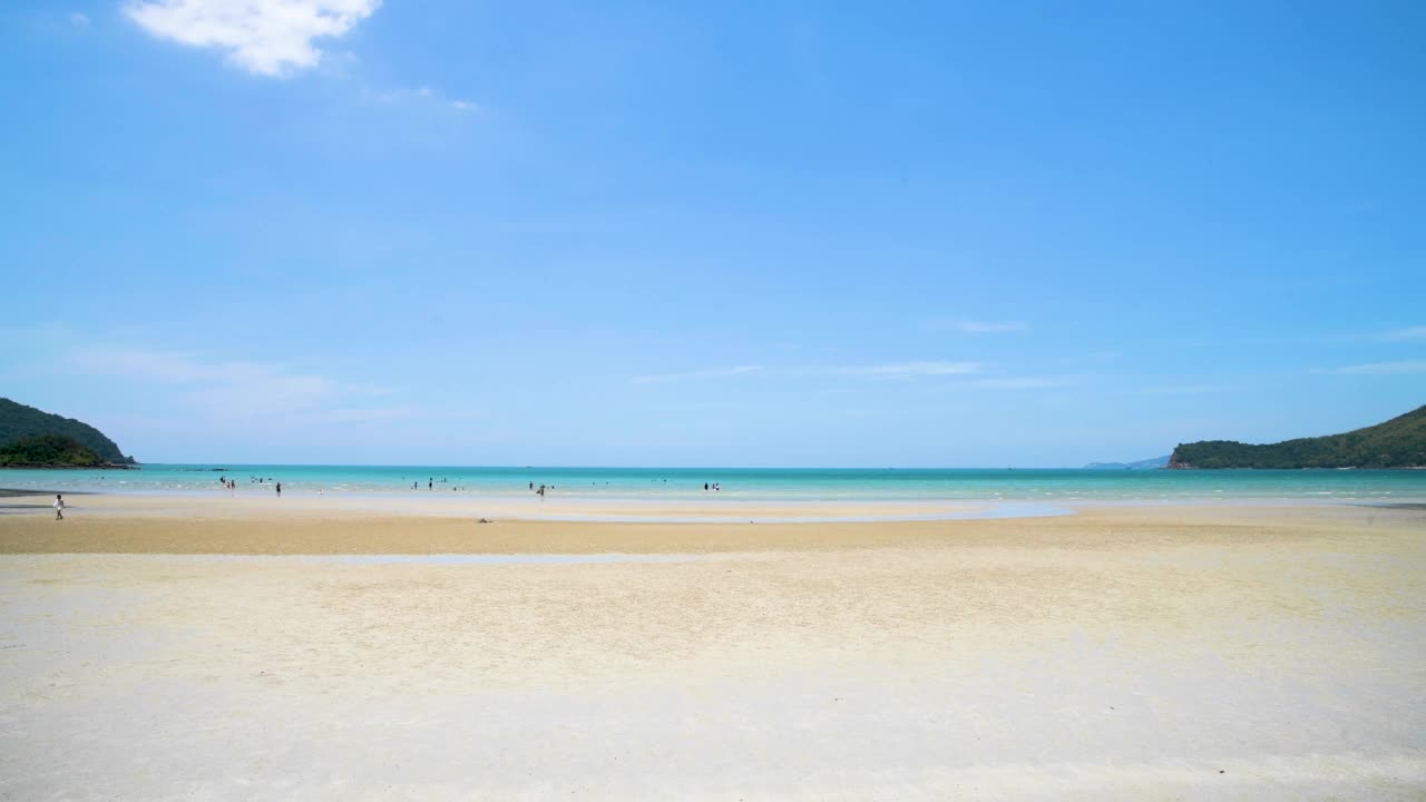 4K亚洲热带海滩、大海、沙滩、夏日蓝天背景素材。这张照片拍摄于泰国的甲米海滩、普吉岛和芭堤雅。视频下载