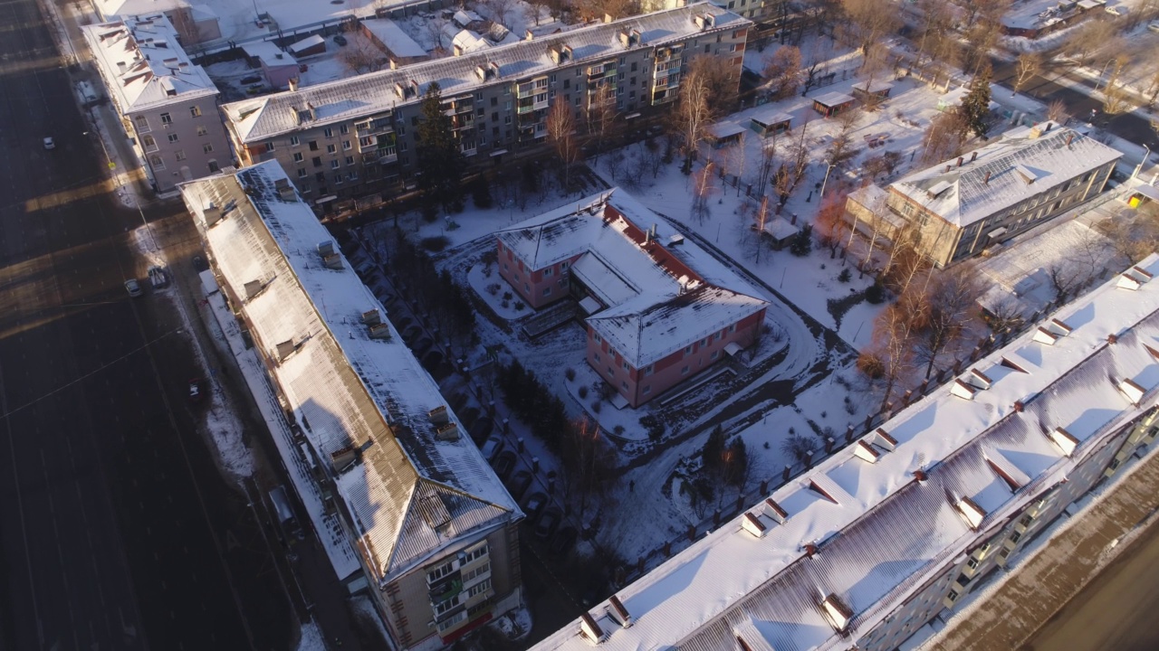 居住的城市街区与公寓大楼在雪院子视频素材