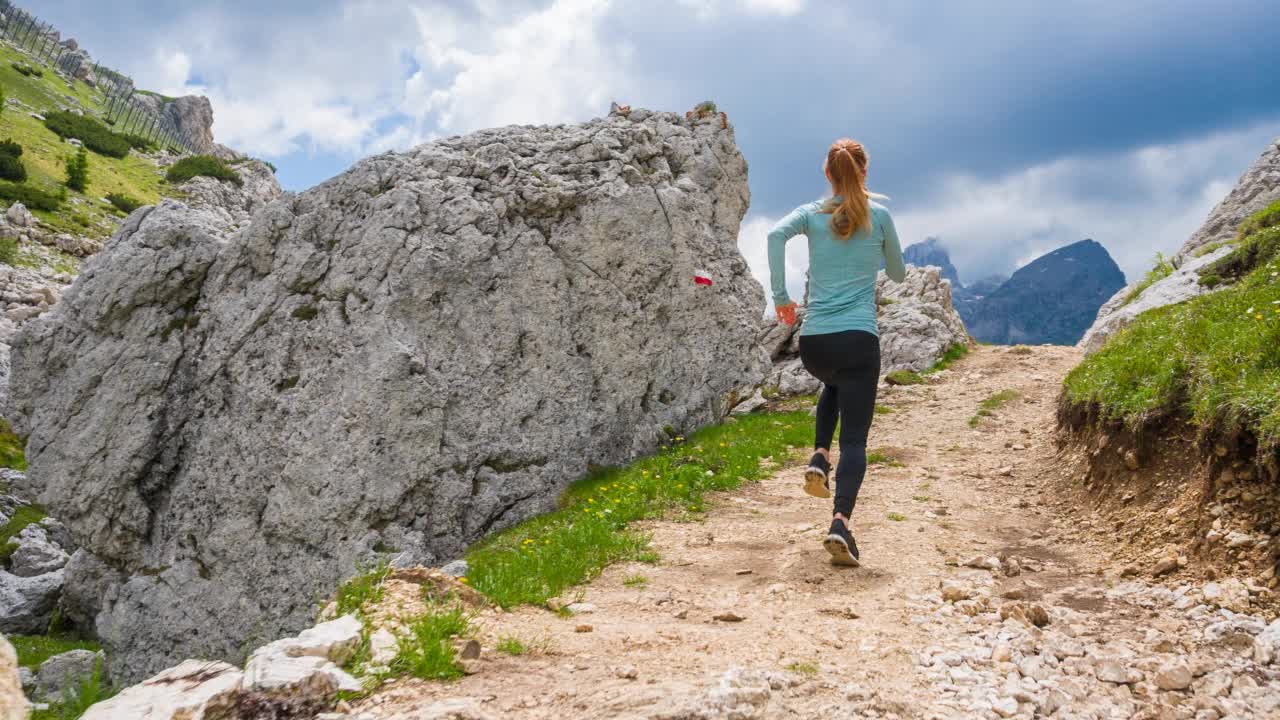 女运动员在山地越野跑视频素材