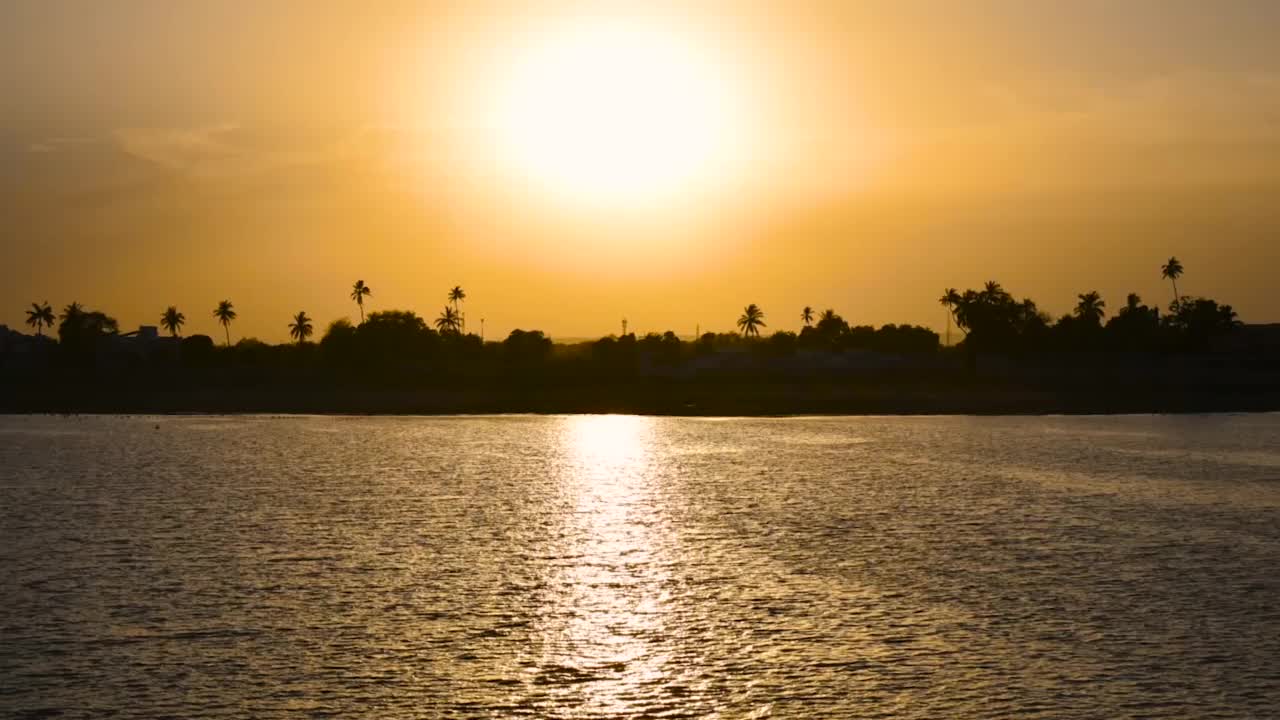 日落时的太阳和移动的云在天空中的哈马沙尔湖在布吉，库奇，印度。自然与环境的概念。日落时的自然景观视频素材