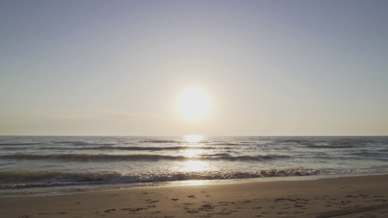 海滩上的日落。沙滩上的海浪视频素材