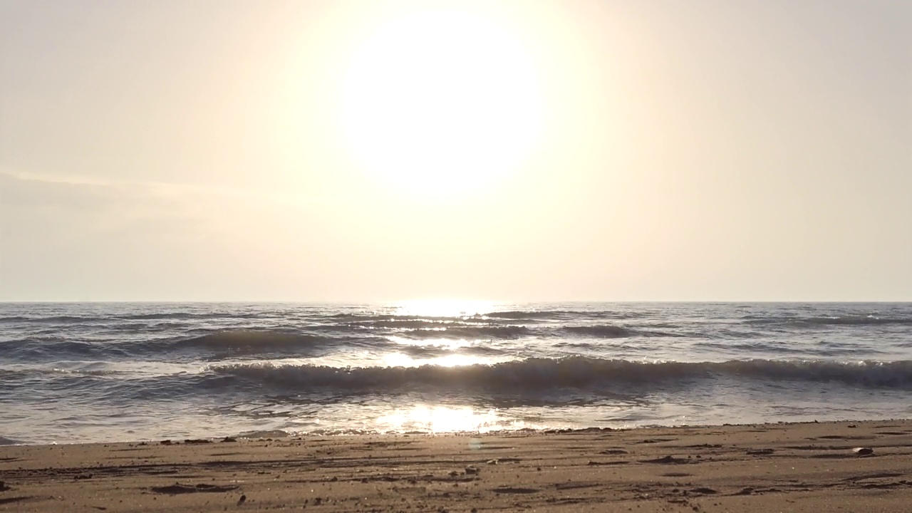 海滩上的日落。沙滩上的海浪。加快镜头视频素材