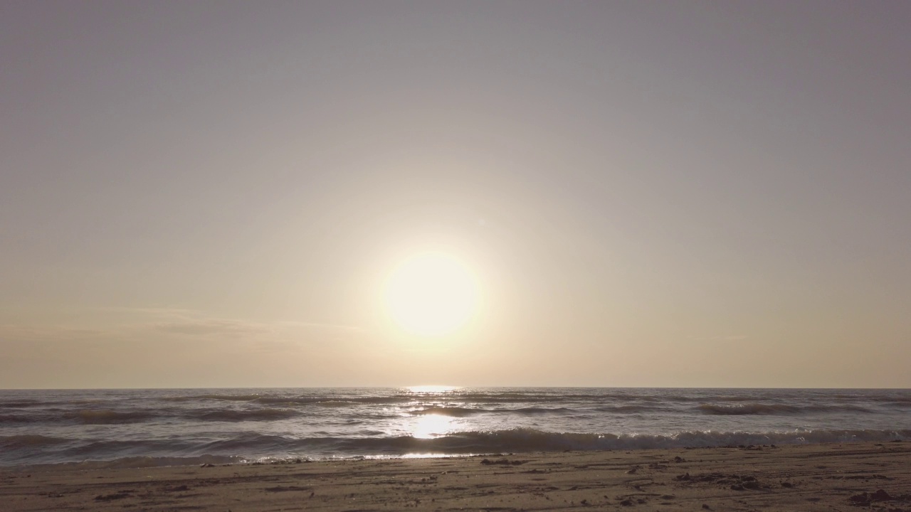 海滩上的日落。沙滩上的海浪视频素材