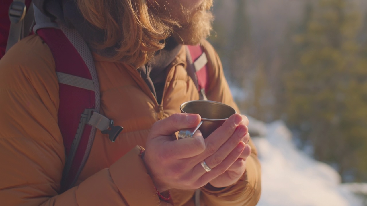 冬季登山时喝热茶的男性游客视频素材