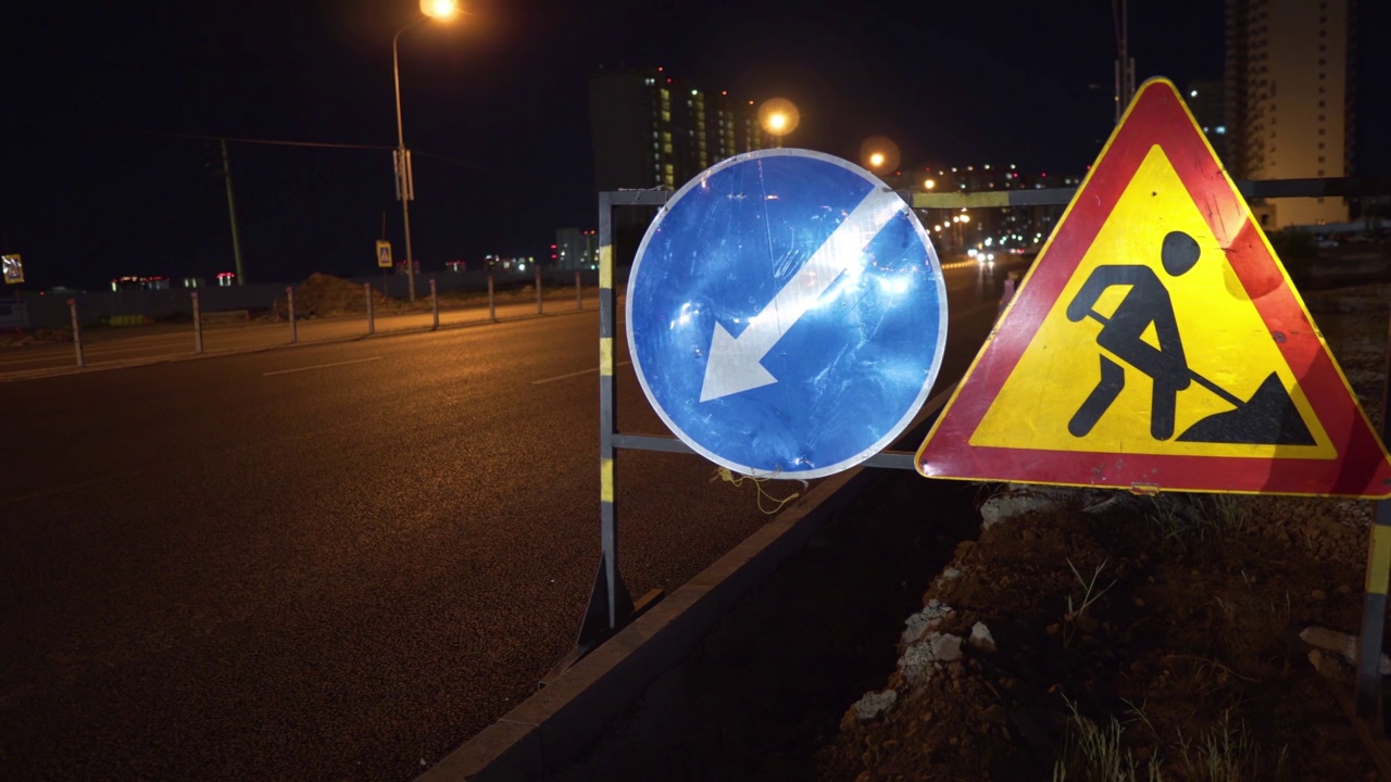 夜间道路路旁的修路标志及绕行标志视频素材