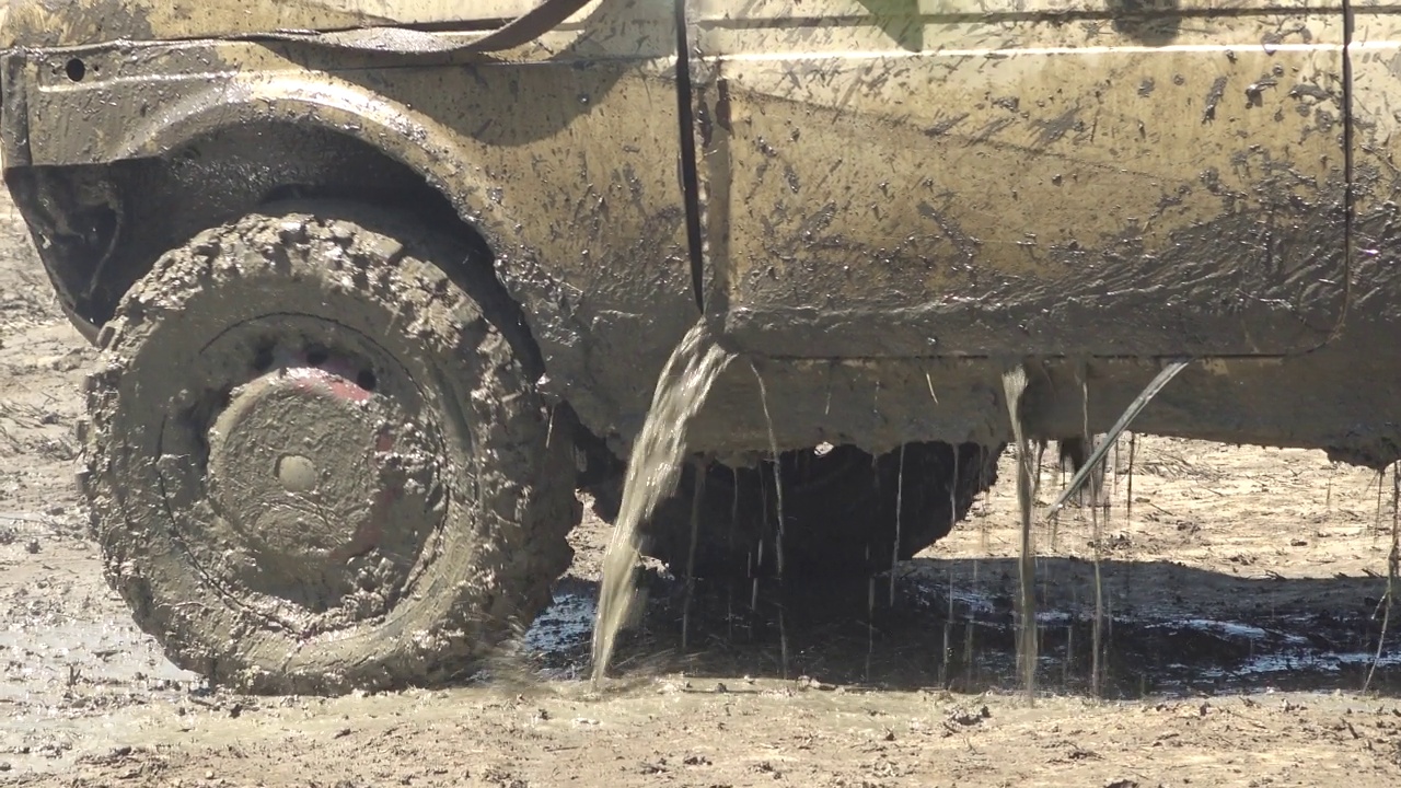 极端越野车和四驱车陷在泥里，陷在水坑里视频下载