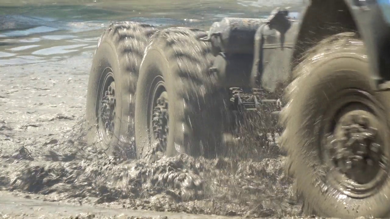 极端越野车轮在脏水中旋转视频下载