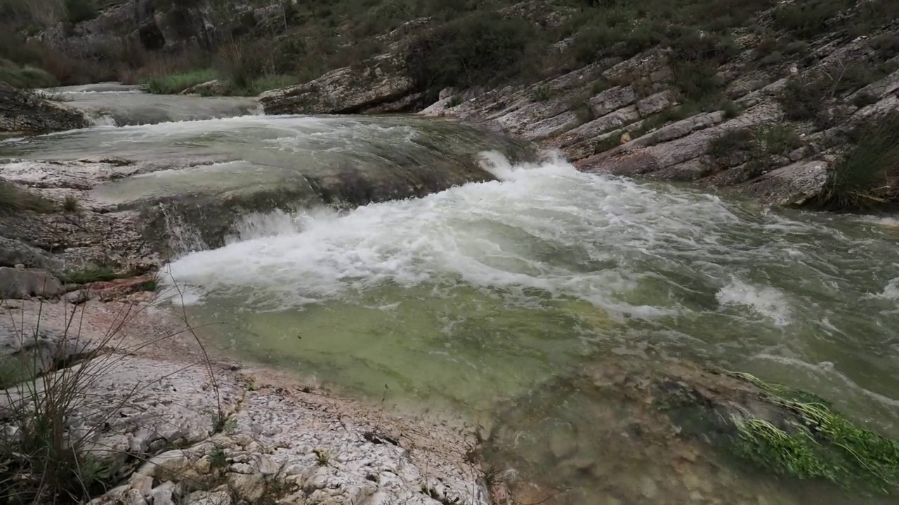 山里的河流有着湍急的水流，河水清澈。视频素材