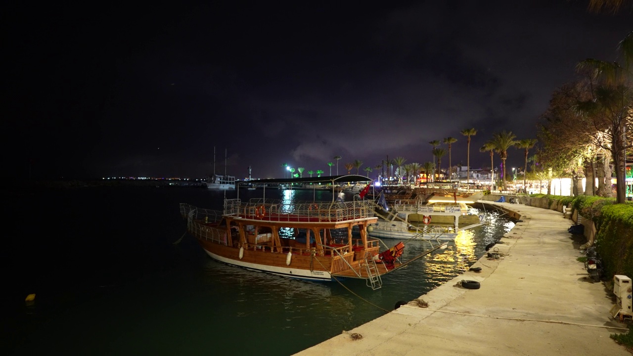 夜晚的海港和船边视频素材